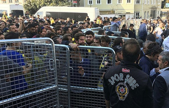 Taraftarı darp eden polis açığa alındı