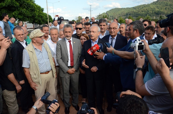 Kılıçdaroğlu, yıkılan köprüyü yerinde inceledi