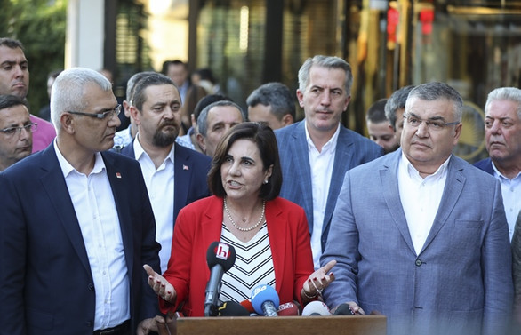 Usluer: Delegeler imzalarının arkasında