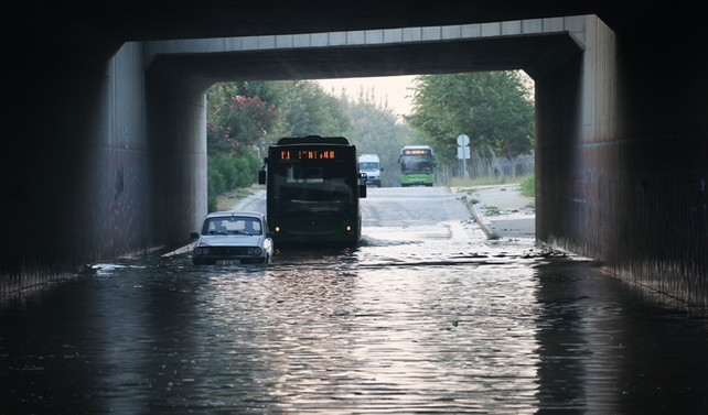 Adana'da kanal taştı, araçlar köprü altında mahsur kaldı