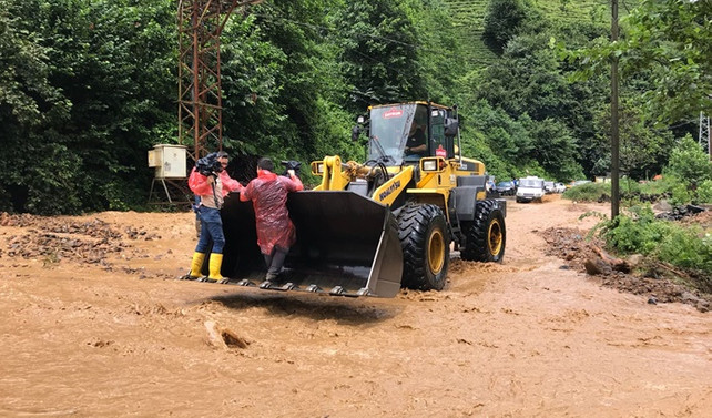 Rize'de dere taştı, mahsur kalanlar var