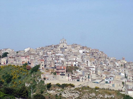 İtalya’nın Mussomeli kentinde yazlık evler 1 euro
