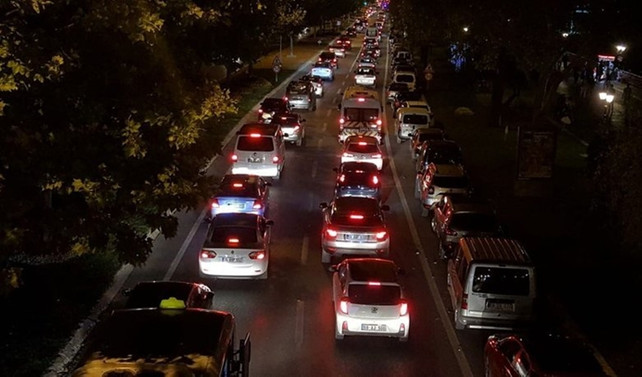 Dönüşler başladı, İstanbul yolu kilitlendi