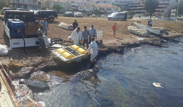 Foça'da denize 'ağır yakıt' bulaştı