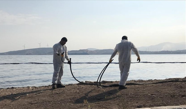 Foça'da denize sızan akaryakıtın yüzde 80'i temizlendi