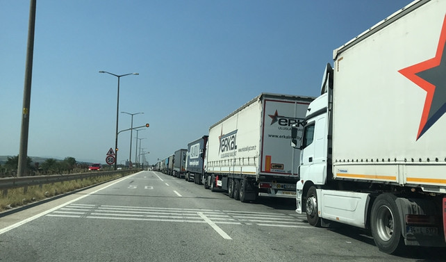 Avrupa'ya açılan kapılarda kilometrelerce kuyruk