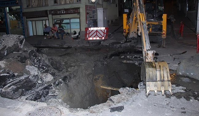İstanbul'da yol çöktü