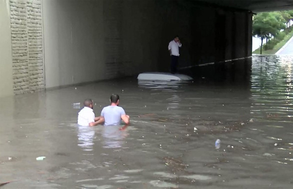 İstanbul'u şiddetli yağmur vurdu, yollar göle döndü