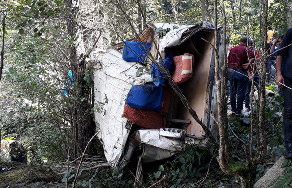 Minibüs uçuruma yuvarlandı: 5 ölü, 11 yaralı