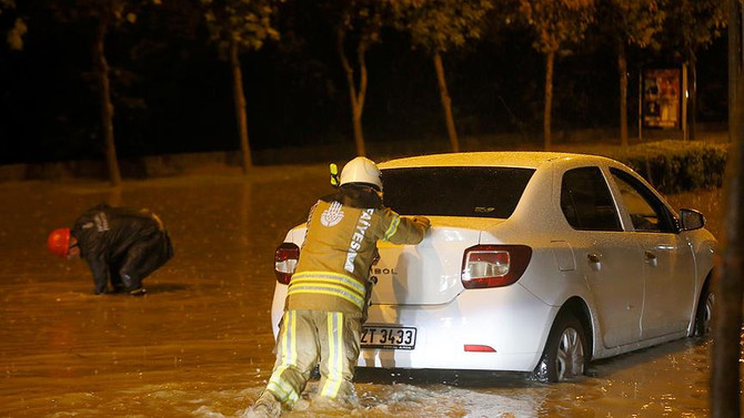 Araçlar mahsur kaldı, evleri su bastı