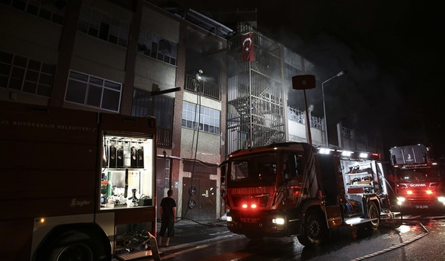Bayrampaşa'da çorap atölyesinde yangın