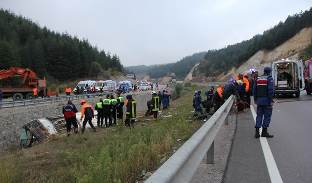 Afyon'da yolcu otobüsü devrildi: 7 ölü, 28 yaralı