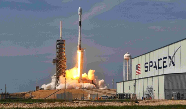 SpaceX Ay'a Japon milyarderi götürecek