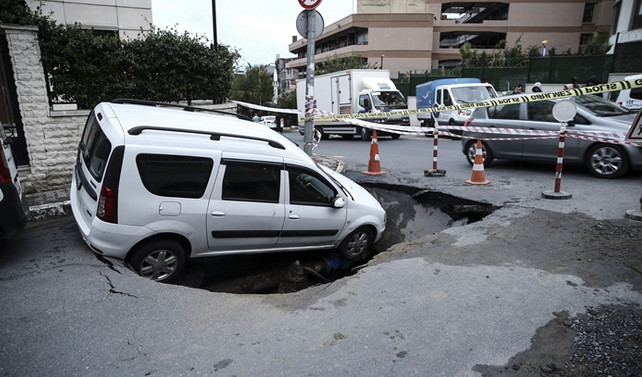 İstanbul'da yol çöktü