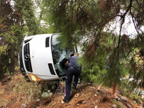 Kemer'de minibüs devrildi: 3 ölü, 3 yaralı