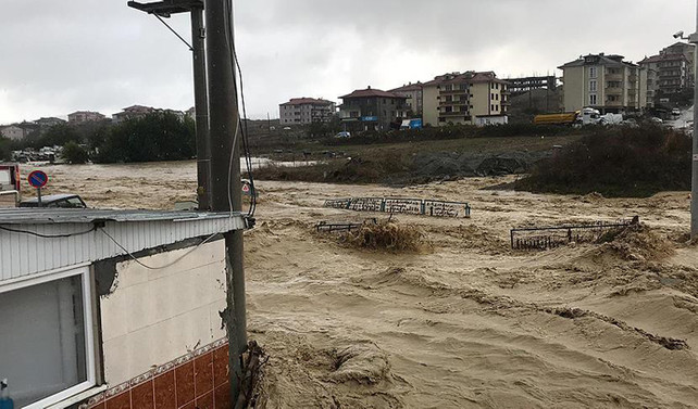Sakarya ve Kocaeli'de sağanak sele yol açtı