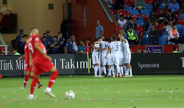 Milliler evinde Rusya'ya 2-1 kaybetti