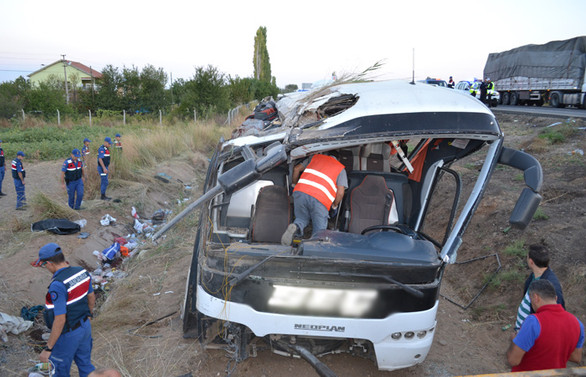 Aksaray'da yolcu otobüsü devrildi: 6 ölü
