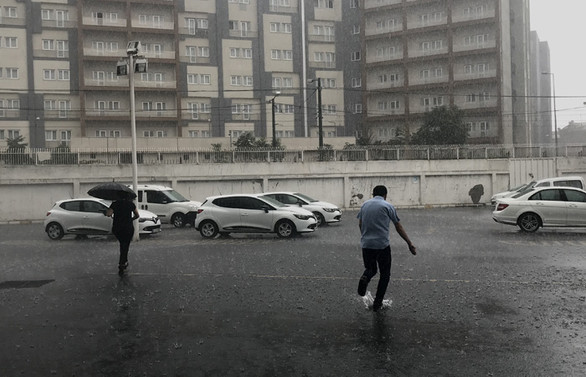 İstanbul'da kuvvetli yağış, yollar sular altında kaldı