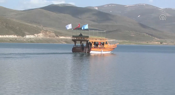 Muğla'da tur teknesi karaya oturdu