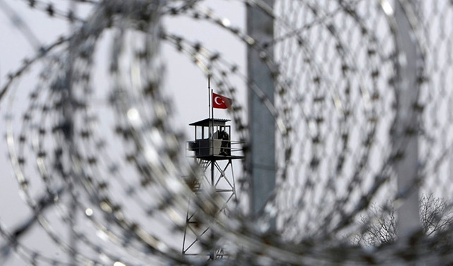 Yunanistan 2 Türk askerini iade etti