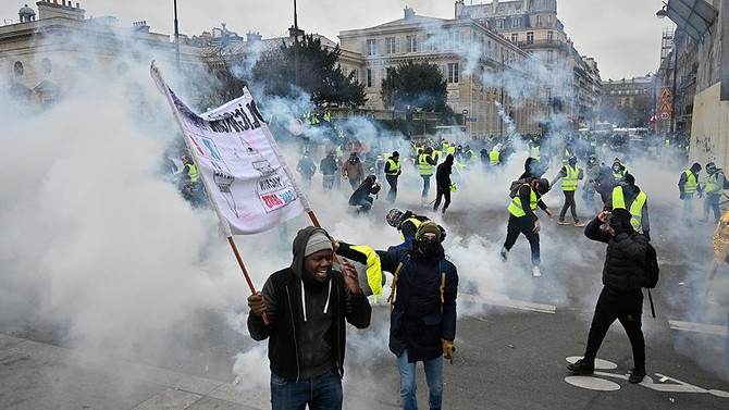 Paris'te sarı yeleklilere müdahale