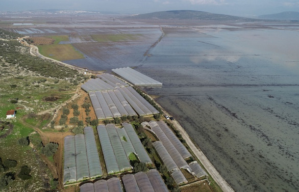 İzmir'de aşırı yağışın etkileri giderilmeye çalışılıyor