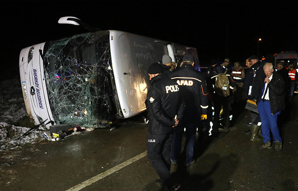 Amasya'da yolcu otobüsü devrildi: 2 ölü, 35 yaralı