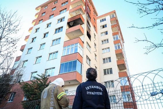 Beylikdüzü'nde 11 katlı binada yangın çıktı