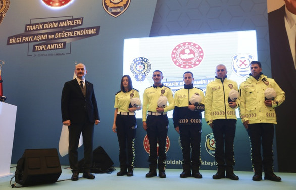 Polis kıyafetlerine görünürlük ayarı