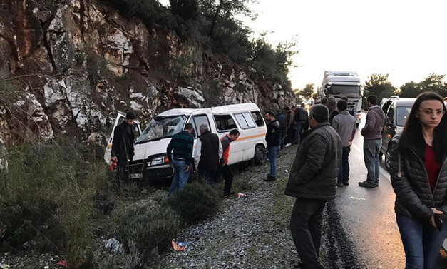 Askerleri taşıyan minibüs kayalıklara çarptı