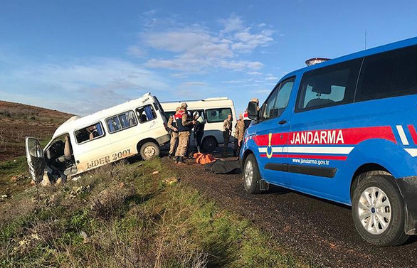Servis minibüsleri çarpıştı: 2 ölü, 7 yaralı