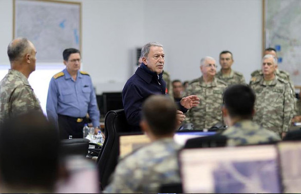 Milli Savunma Bakanı Hulusi Akar ve komutanlar sınır hattında