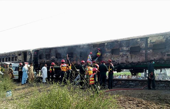 Pakistan'da yolcu treni alev aldı: 73 ölü