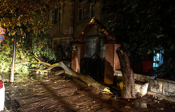 İstanbul'da kuvvetli fırtına ve sağanak