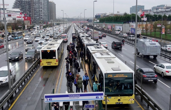 Metrobüs duraklarında işaretli bekleme yeri dönemi