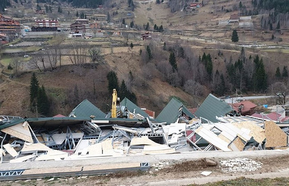 Uzungöl'de kaçak binaların yıkımına başlandı