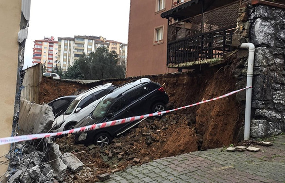 Kartal'da istinat duvarı çöktü