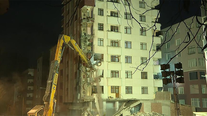 Riskli binaların yıkımına başlandı