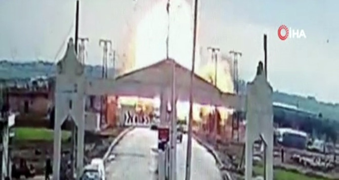 Suriye sınırında bomba yüklü araçla saldırı