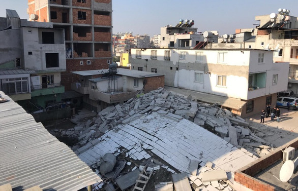 Mersin'de 5 katlı bina çöktü