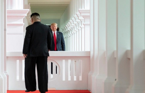 Trump ve Kim bir araya geldi