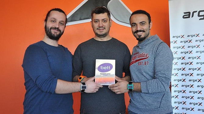Akıllı saatle en iyi teknoloji ödülünü aldılar