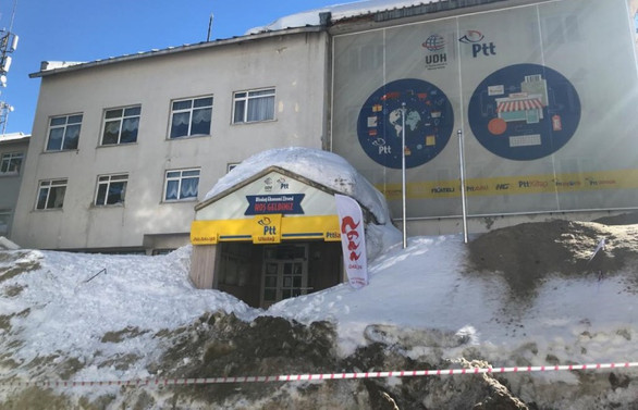 Uludağ'da vatandaşların üzerine kar kütlesi düştü