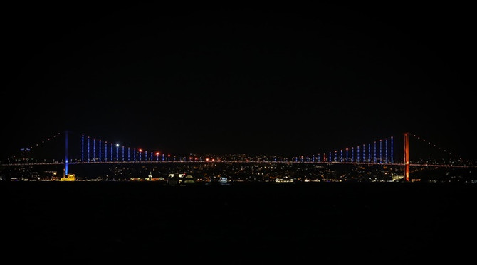 İstanbul'un simgeleri 'mavi-turuncuya' büründü