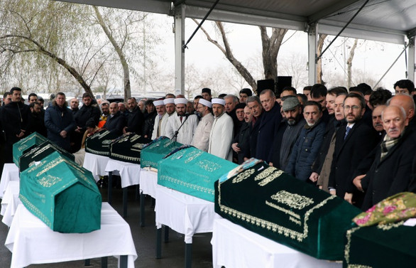 Kartal'da yaşamını yitiren aynı aileden 9 kişi son yolculuğa uğurlandı