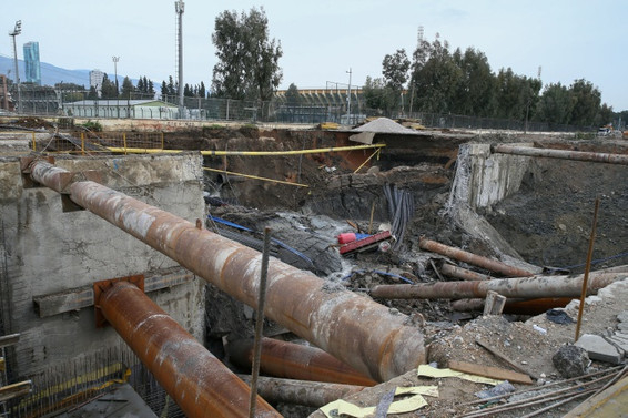 İzmir'de metro vagonu yer altı park alanı inşaatında göçük
