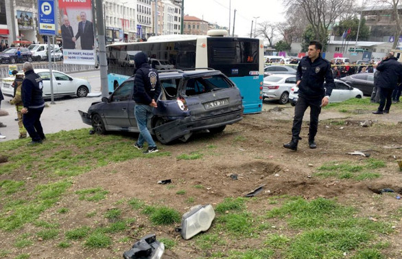 İstanbul'da halk otobüsü yaya yoluna girdi