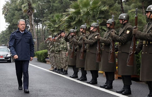 Bakan Akar ve komuta kademesi Suriye sınırında