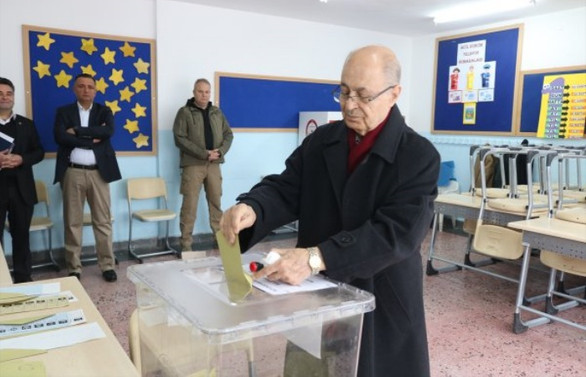10'uncu Cumhurbaşkanı Sezer oyunu kullandı